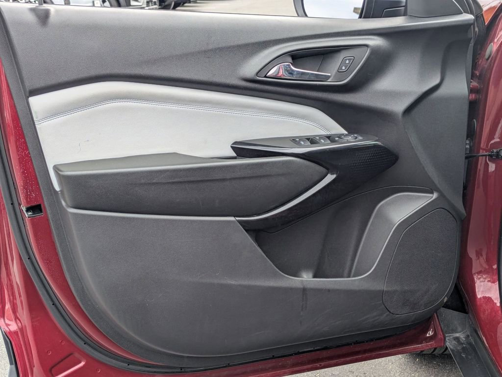 Used 2025 Chevrolet Trax LT w/ LT Convenience Package image 11