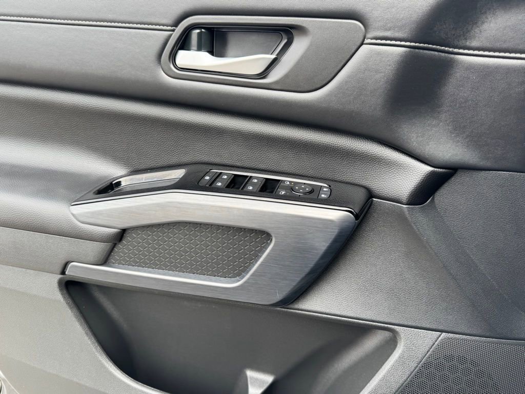 Certified 2025 Nissan Pathfinder SL image 18