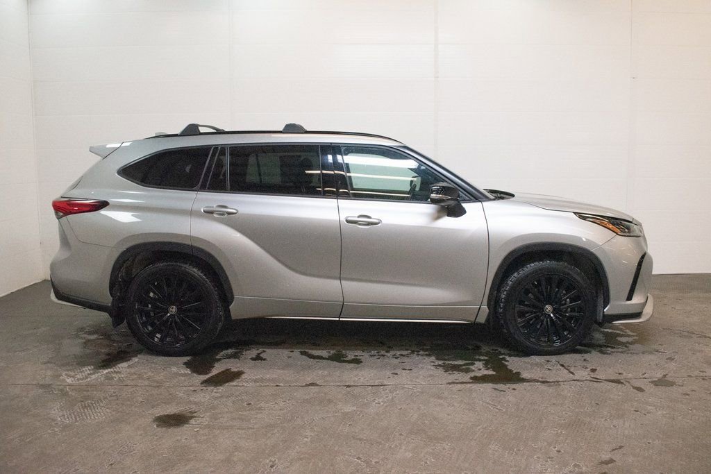 Used 2023 Toyota Highlander XSE image 3