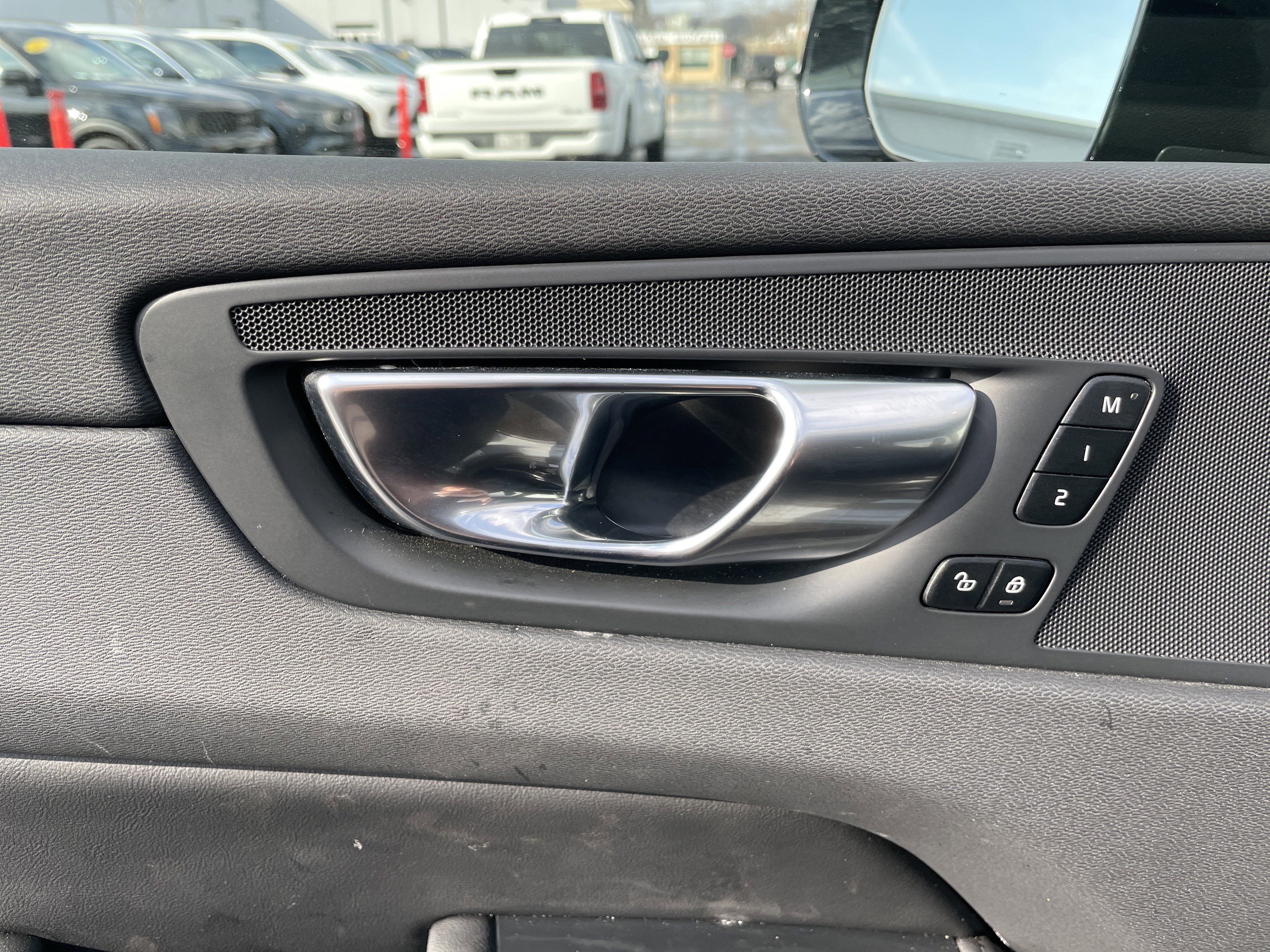 Used 2025 Volvo XC60 B5 Plus image 34