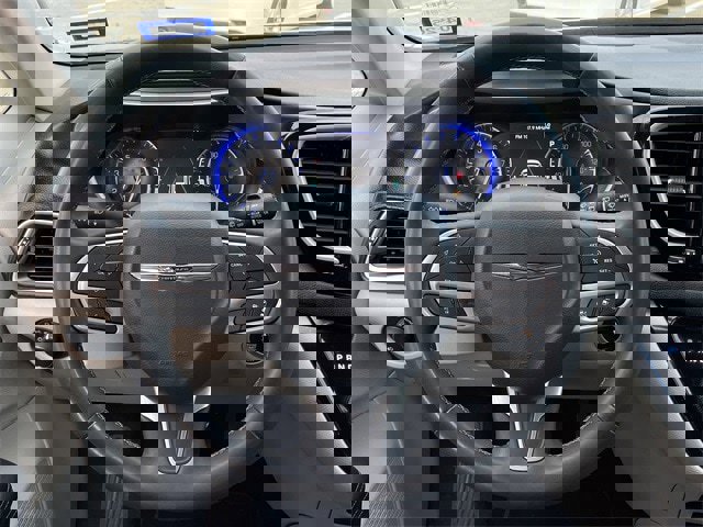 Used 2024 Chrysler Pacifica Touring-L image 11