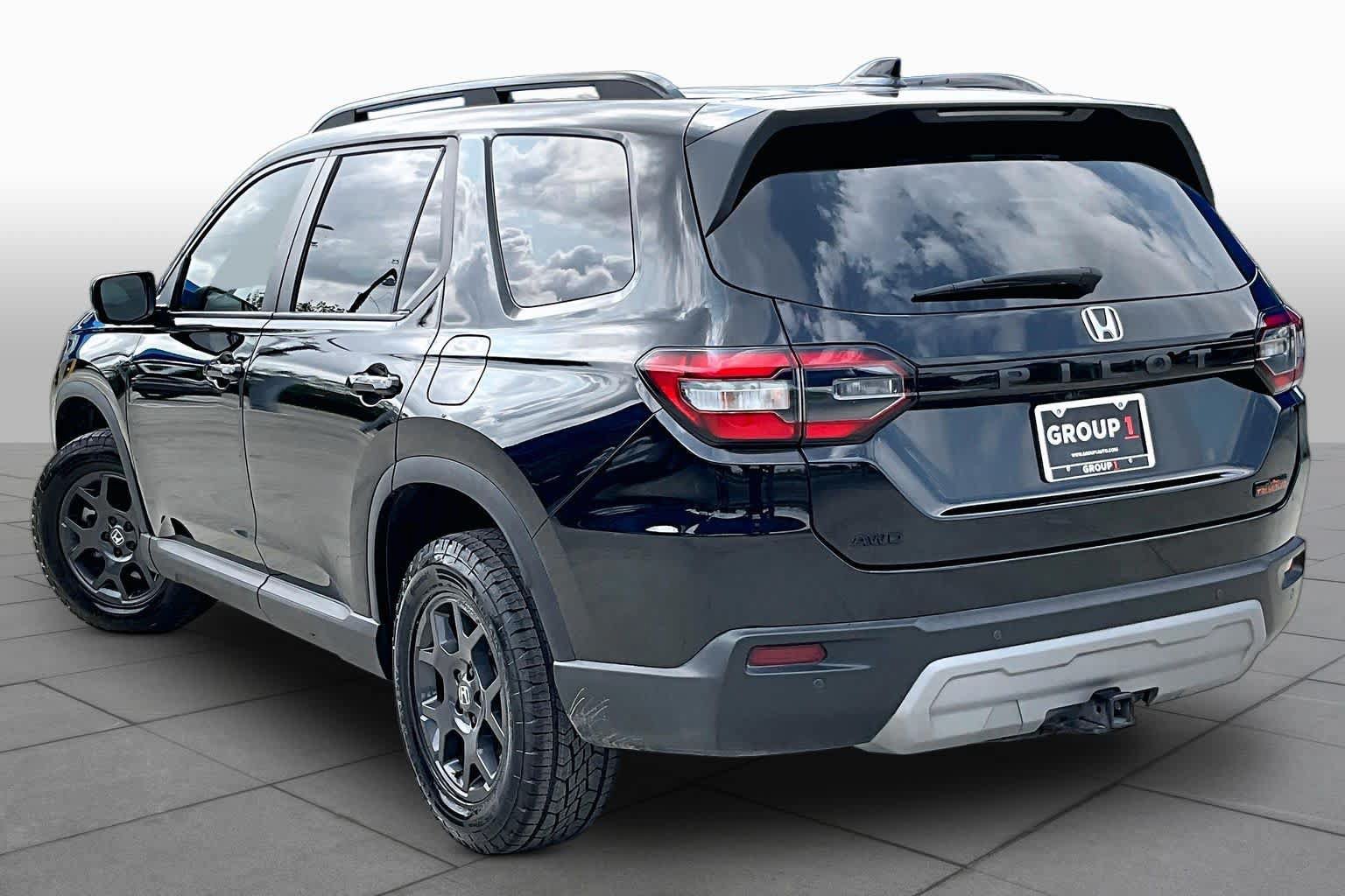 Used 2025 Honda Pilot TrailSport image 11