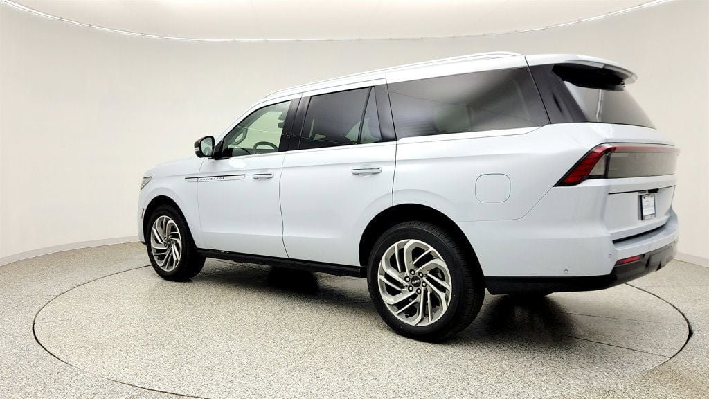 Used 2025 Lincoln Navigator Reserve AWD/4WD image 7