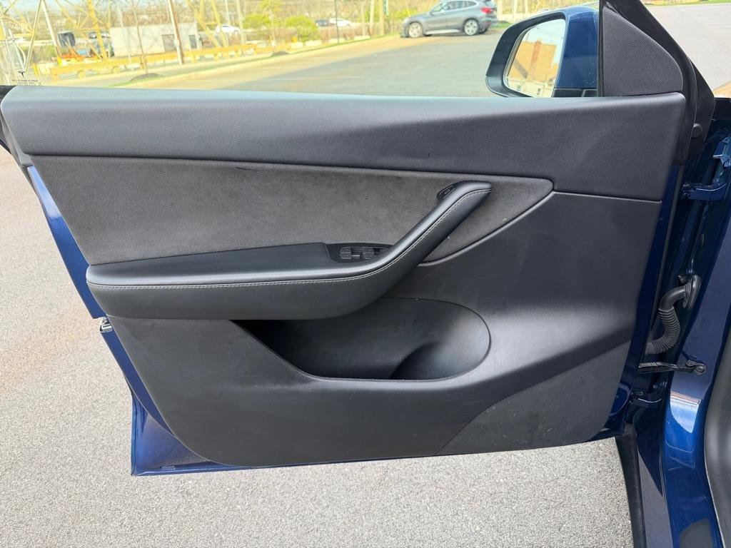 Used 2022 Tesla Model Y Long Range image 31
