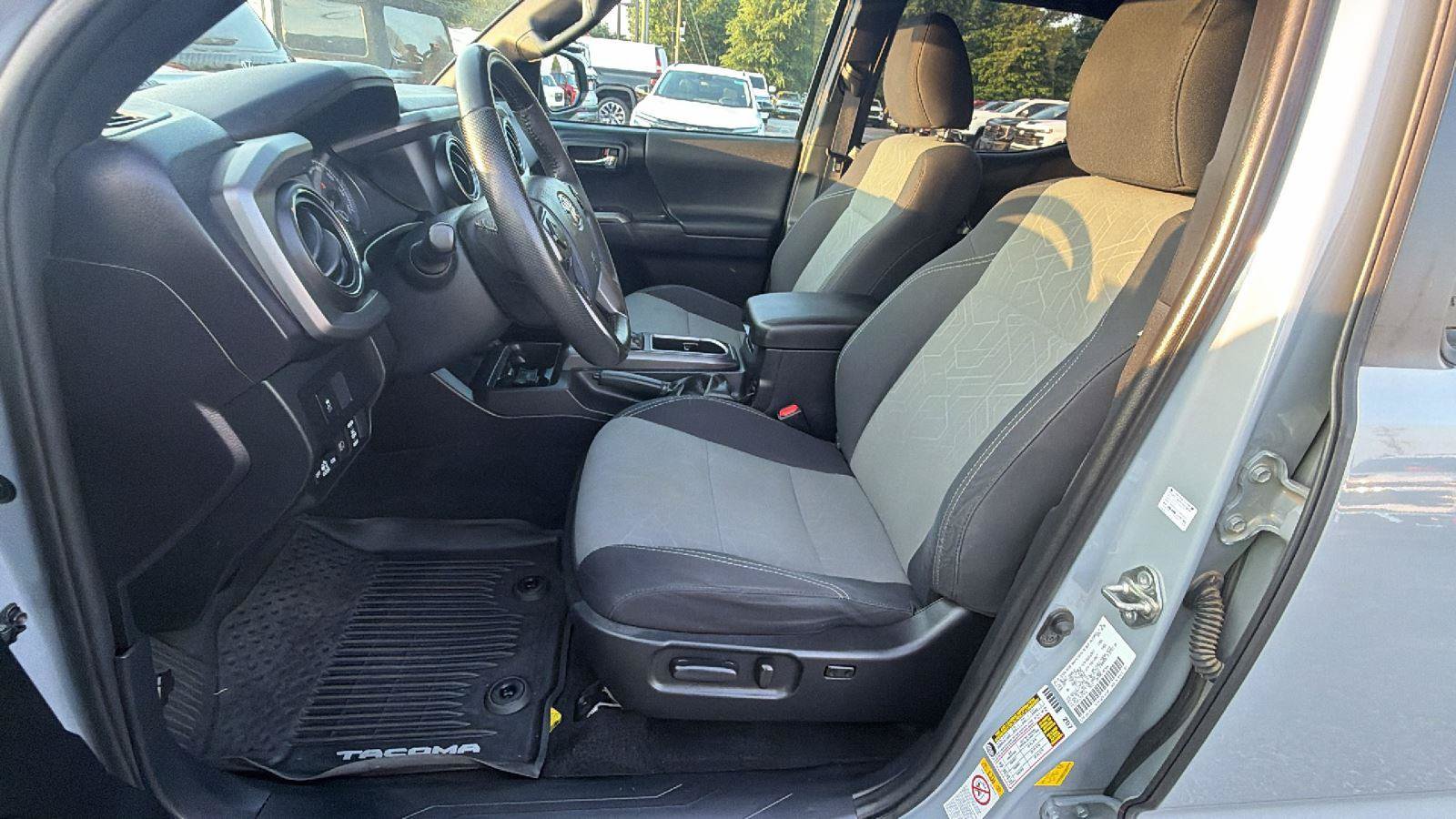 Used 2020 Toyota Tacoma TRD Sport AWD/4WD image 4