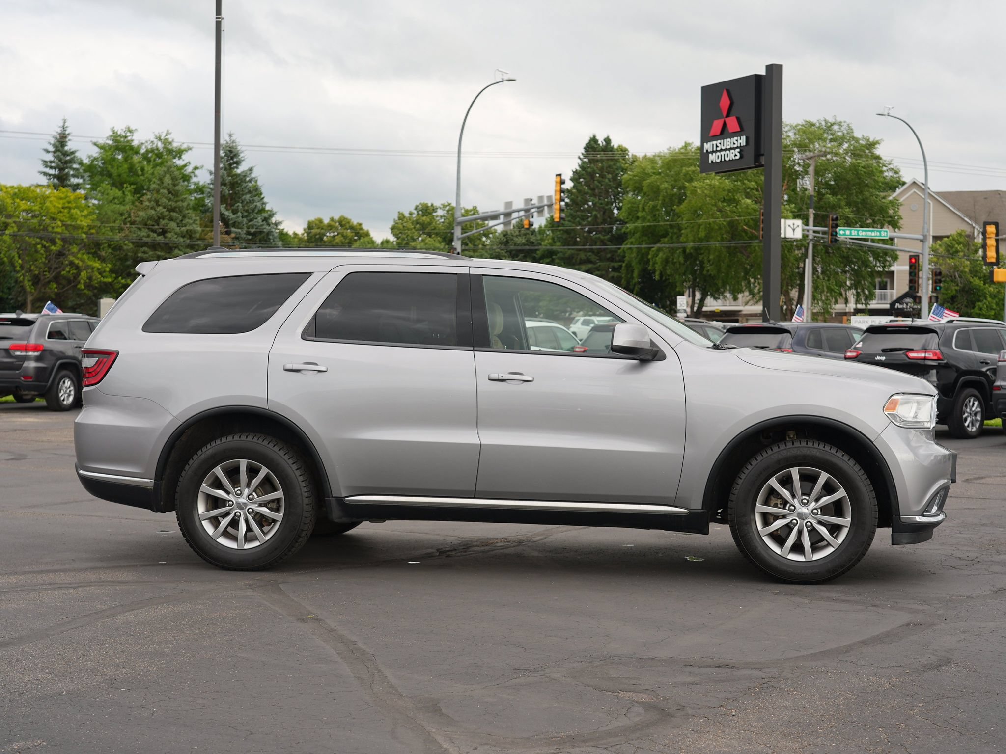 Used 2017 Dodge Durango SXT w/ Quick Order Package 23B AWD/4WD image 2