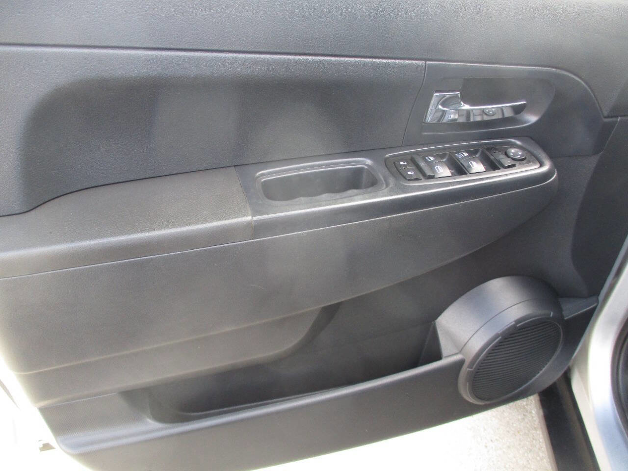 Used 2011 Jeep Liberty Sport AWD/4WD image 10