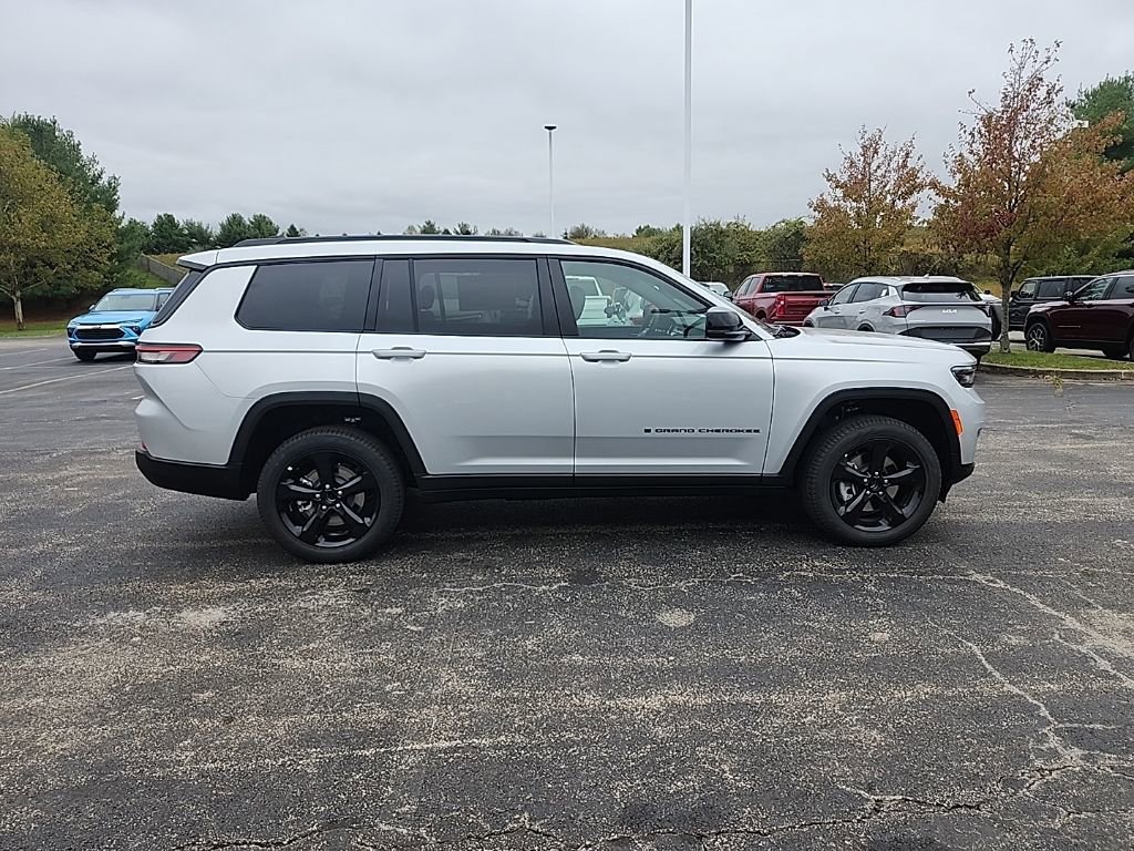 New 2025 Jeep Grand Cherokee L Limited w/ Black Appearance Package AWD/4WD image 2
