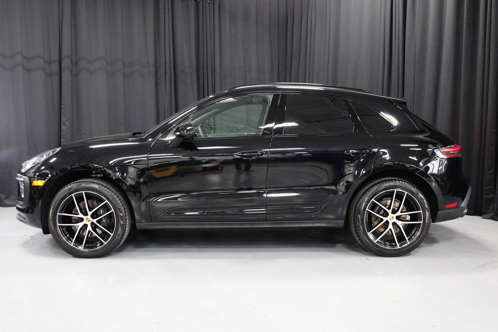 Certified 2025 Porsche Macan image 2