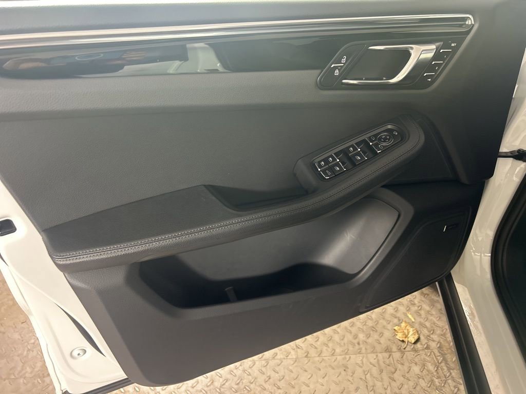 Certified 2025 Porsche Macan image 23
