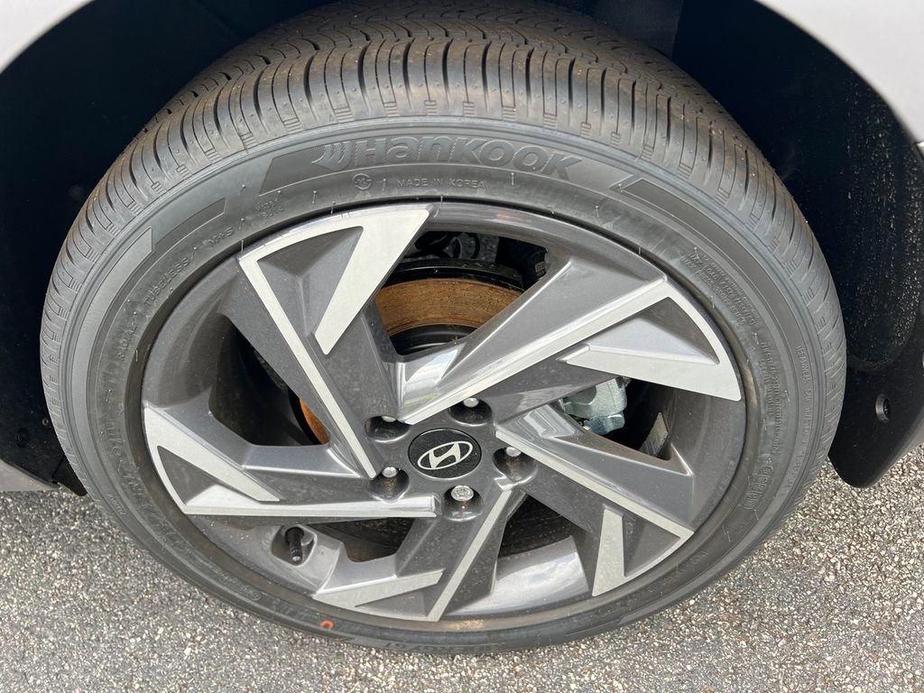 Certified 2025 Hyundai Elantra Limited FWD image 19