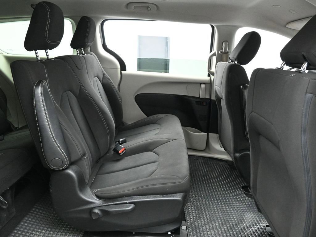 Used 2021 Chrysler Voyager L image 16