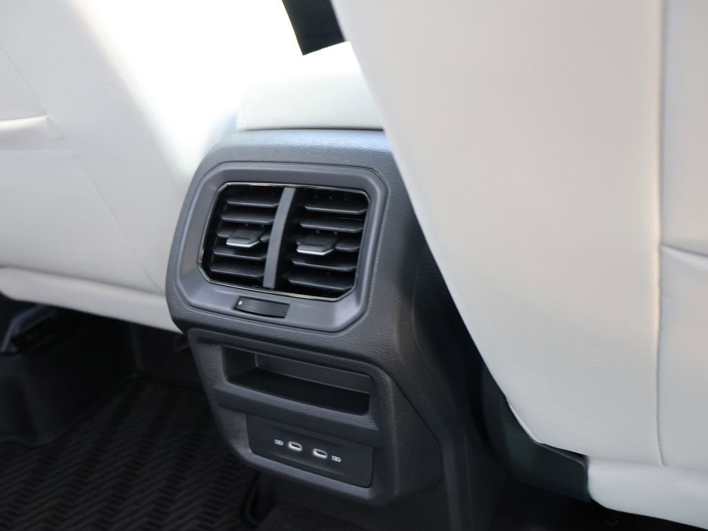 New 2026 Volkswagen Taos SE image 15