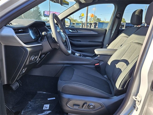 New 2025 Jeep Grand Cherokee L Laredo image 3