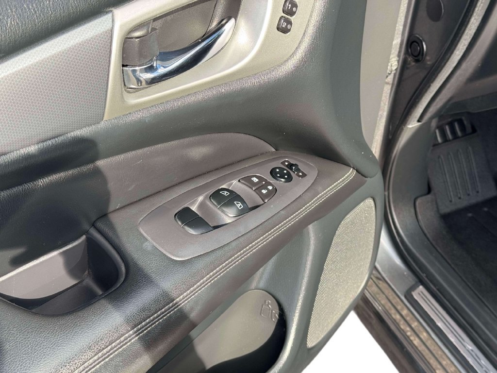 Used 2020 Nissan Pathfinder SL w/ Cargo Package AWD/4WD image 16