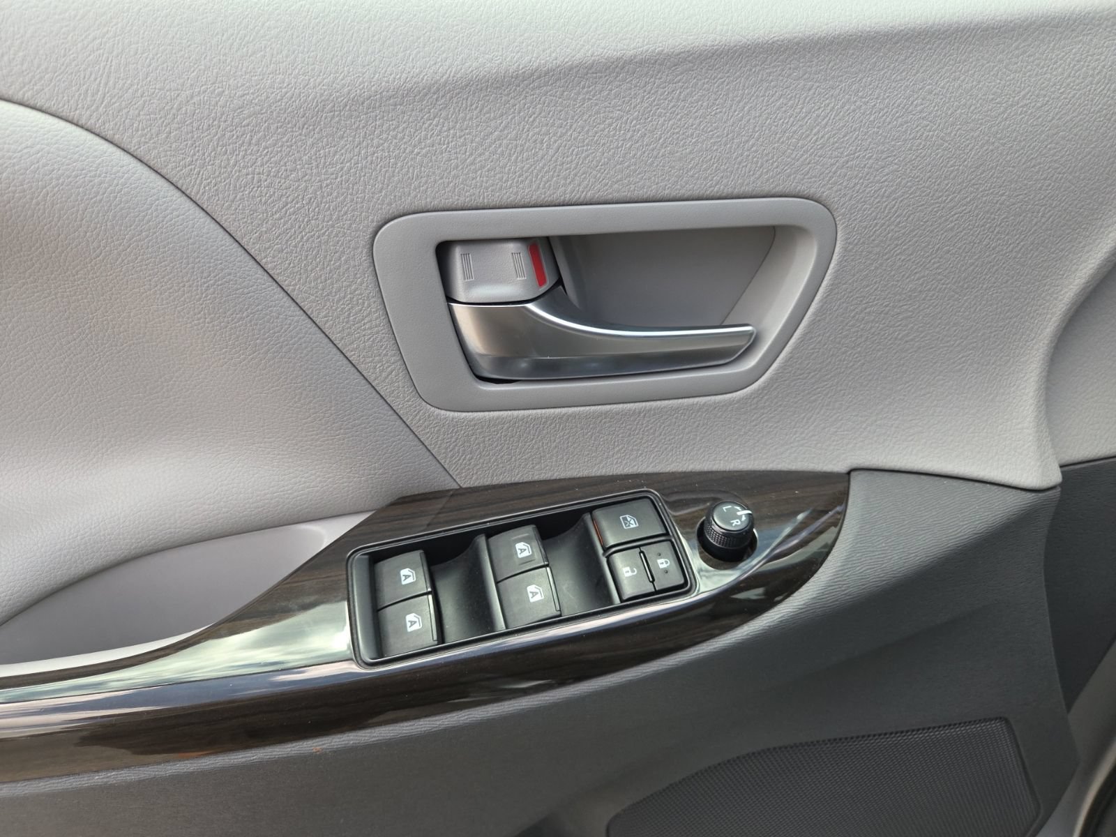 Used 2017 Toyota Sienna XLE FWD image 17