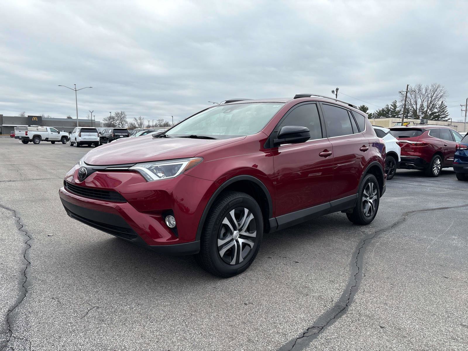 Used 2018 Toyota RAV4 LE image 1
