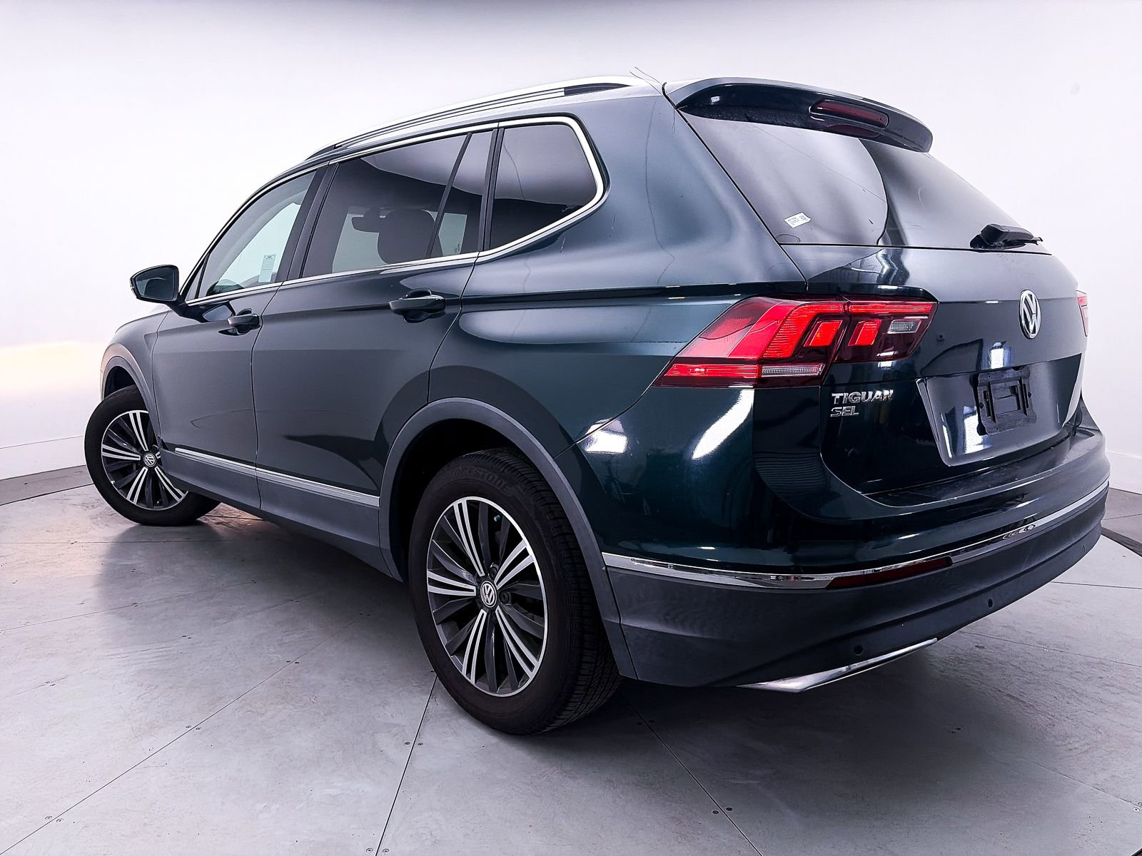 Used 2019 Volkswagen Tiguan SEL FWD image 2