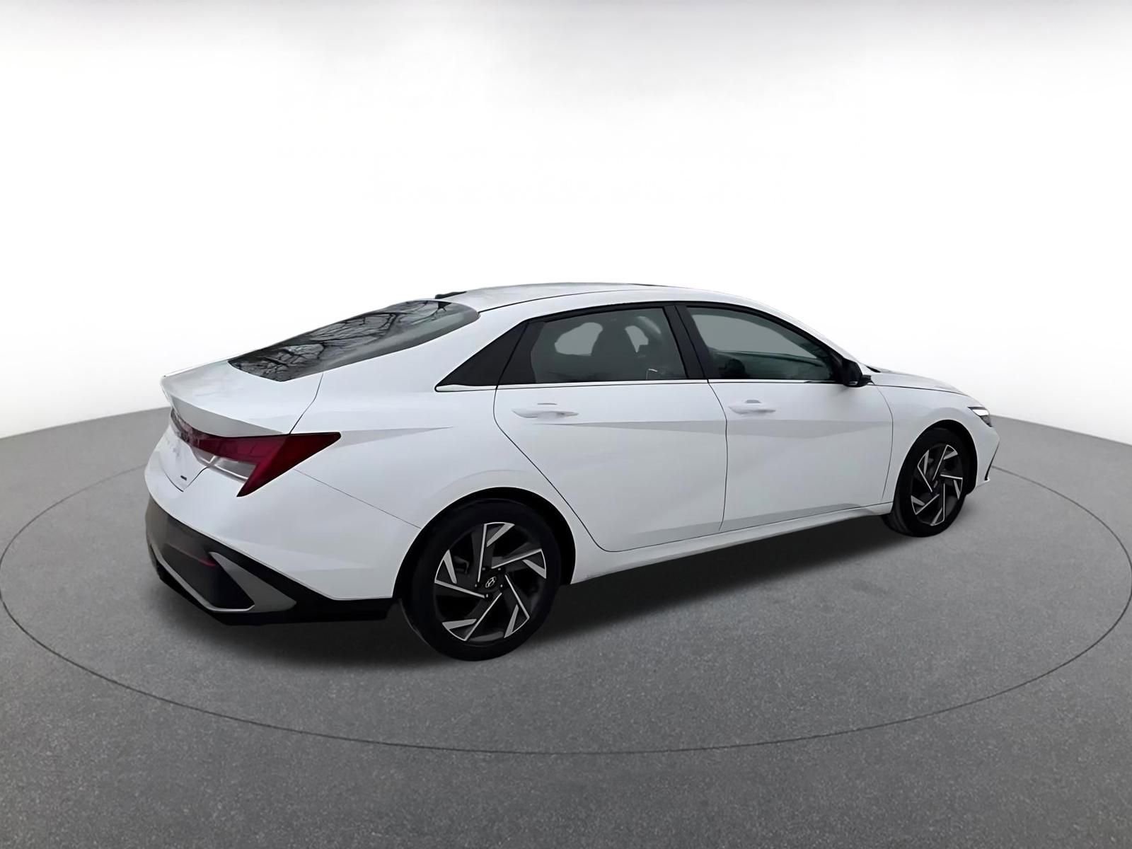 Used 2025 Hyundai Elantra Limited image 15