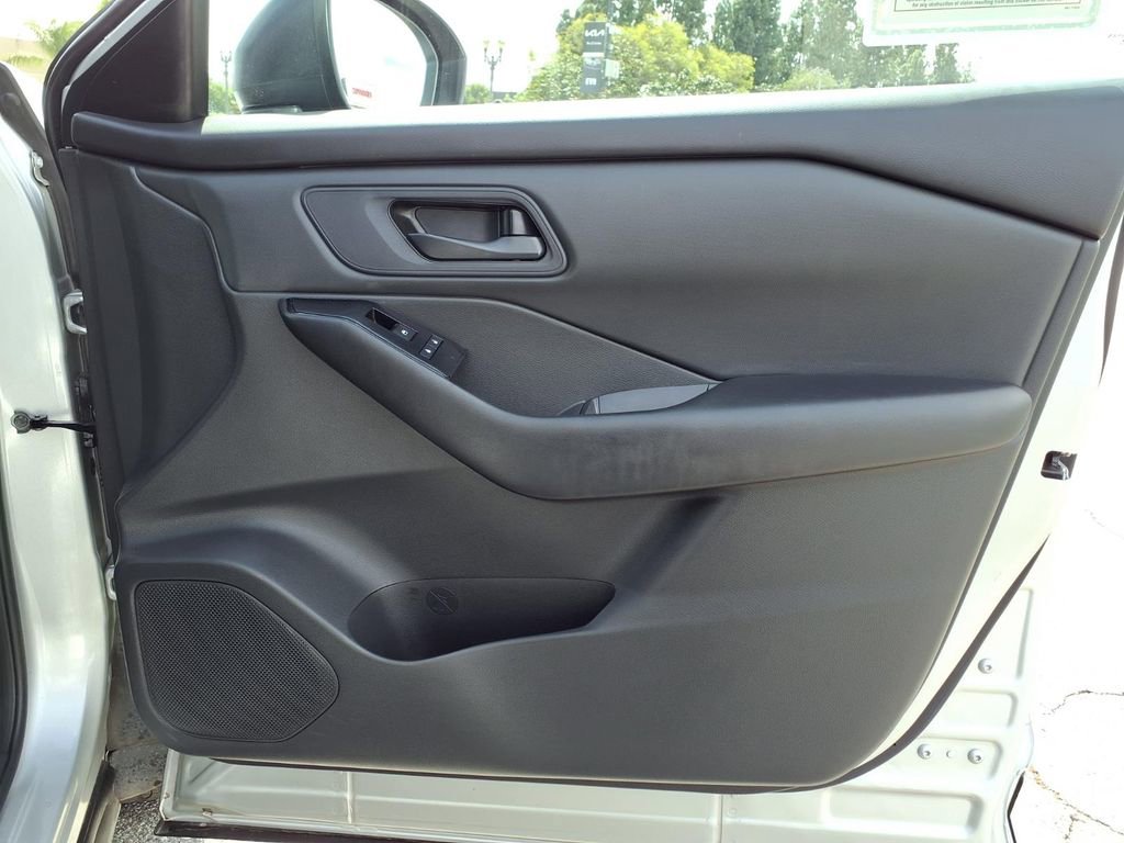 Used 2024 Nissan Rogue S image 23