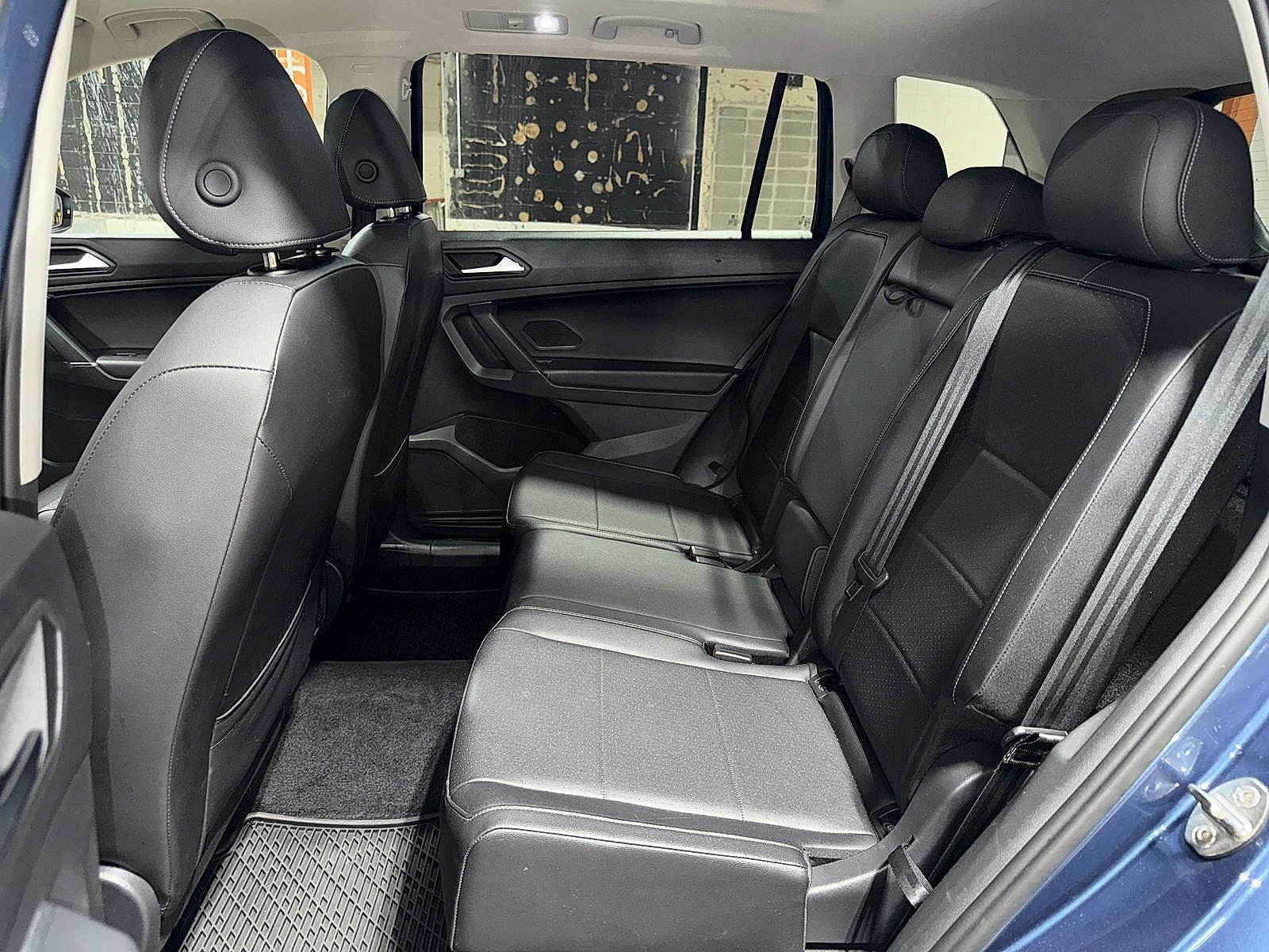 Used 2020 Volkswagen Tiguan SEL AWD/4WD image 17