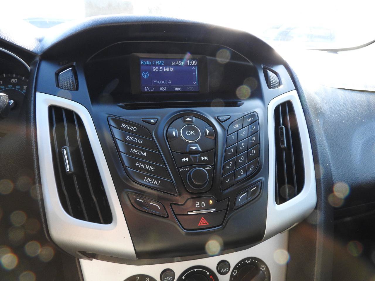 Used 2014 Ford Focus SE FWD image 11
