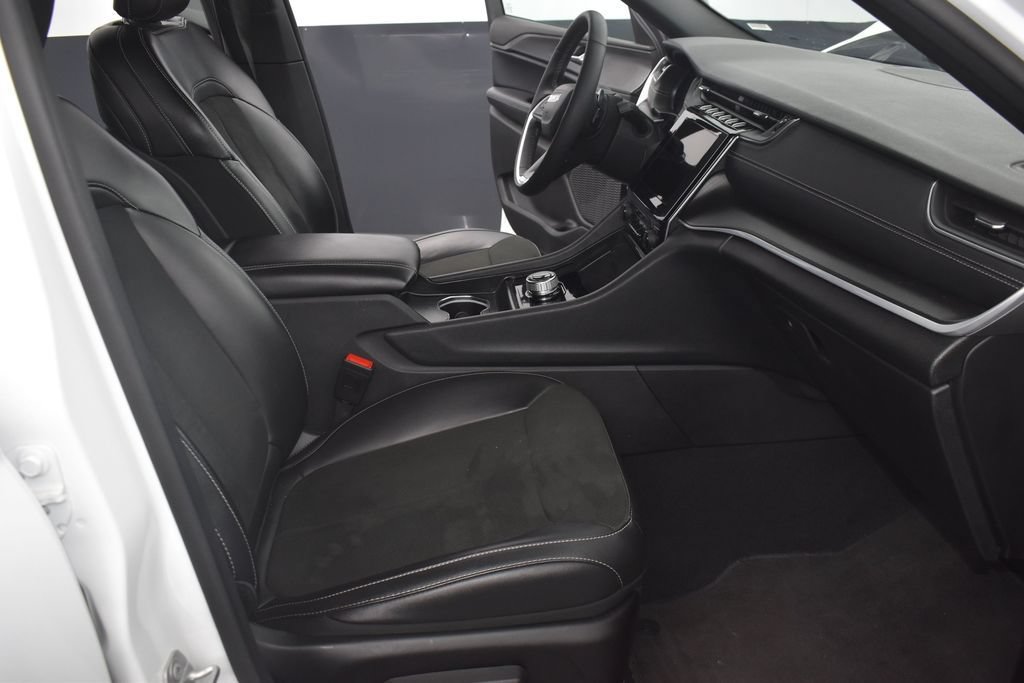 Used 2025 Jeep Grand Cherokee Altitude AWD/4WD image 18