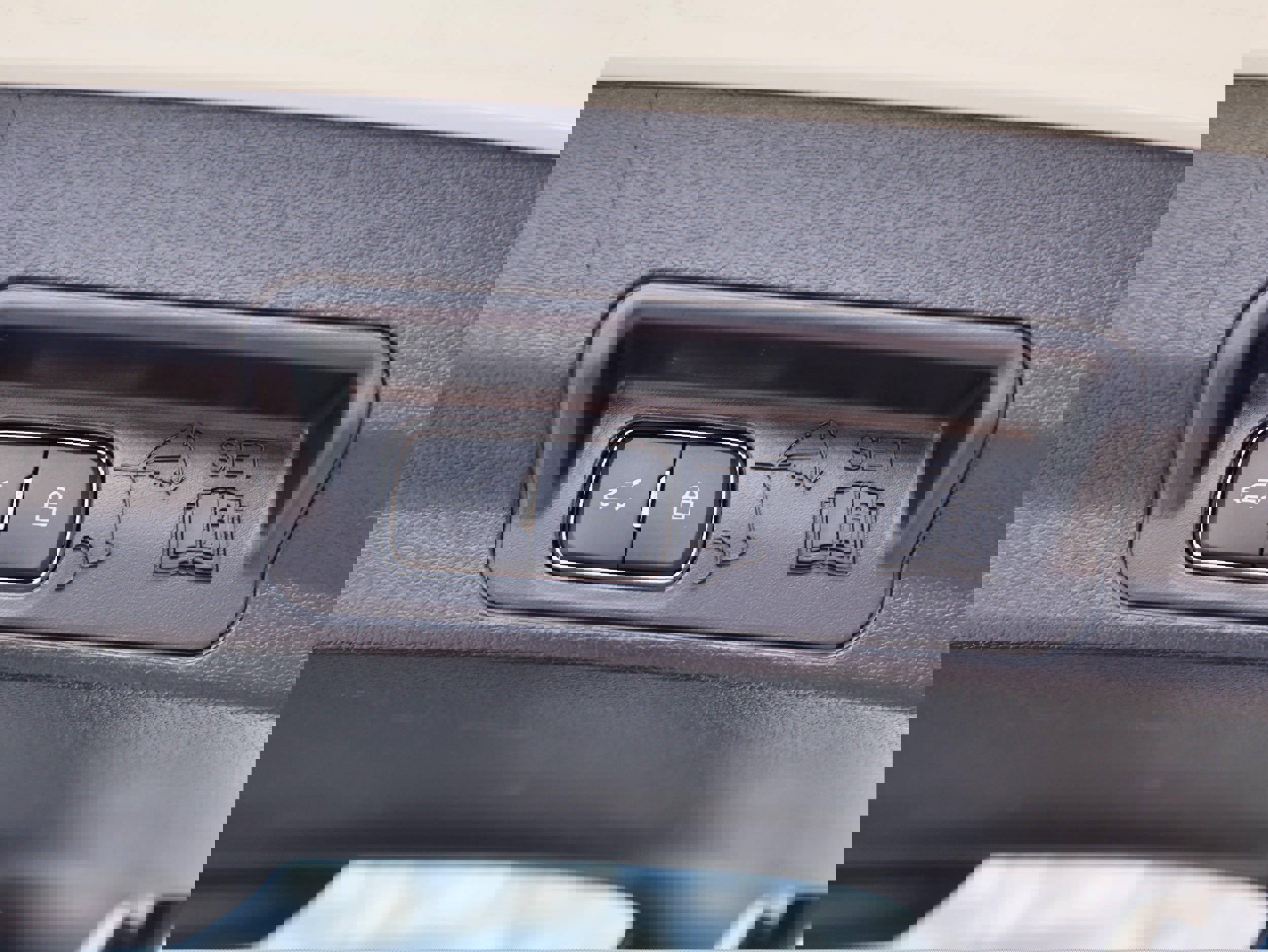 Used 2022 Ford Explorer XLT w/ Equipment Group 202A image 10