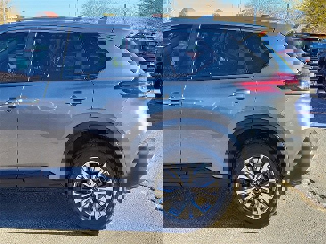 Used 2023 Nissan Rogue SV image 6