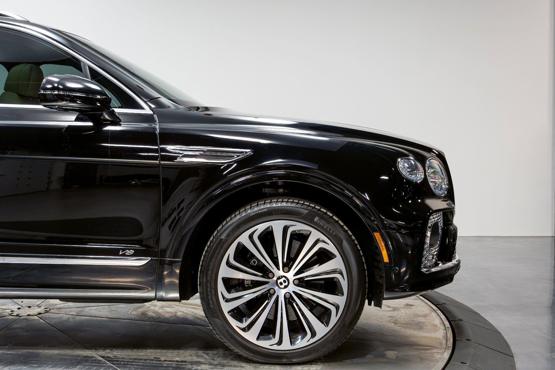 Used 2021 Bentley Bentayga w/ First Edition Specification AWD/4WD image 22