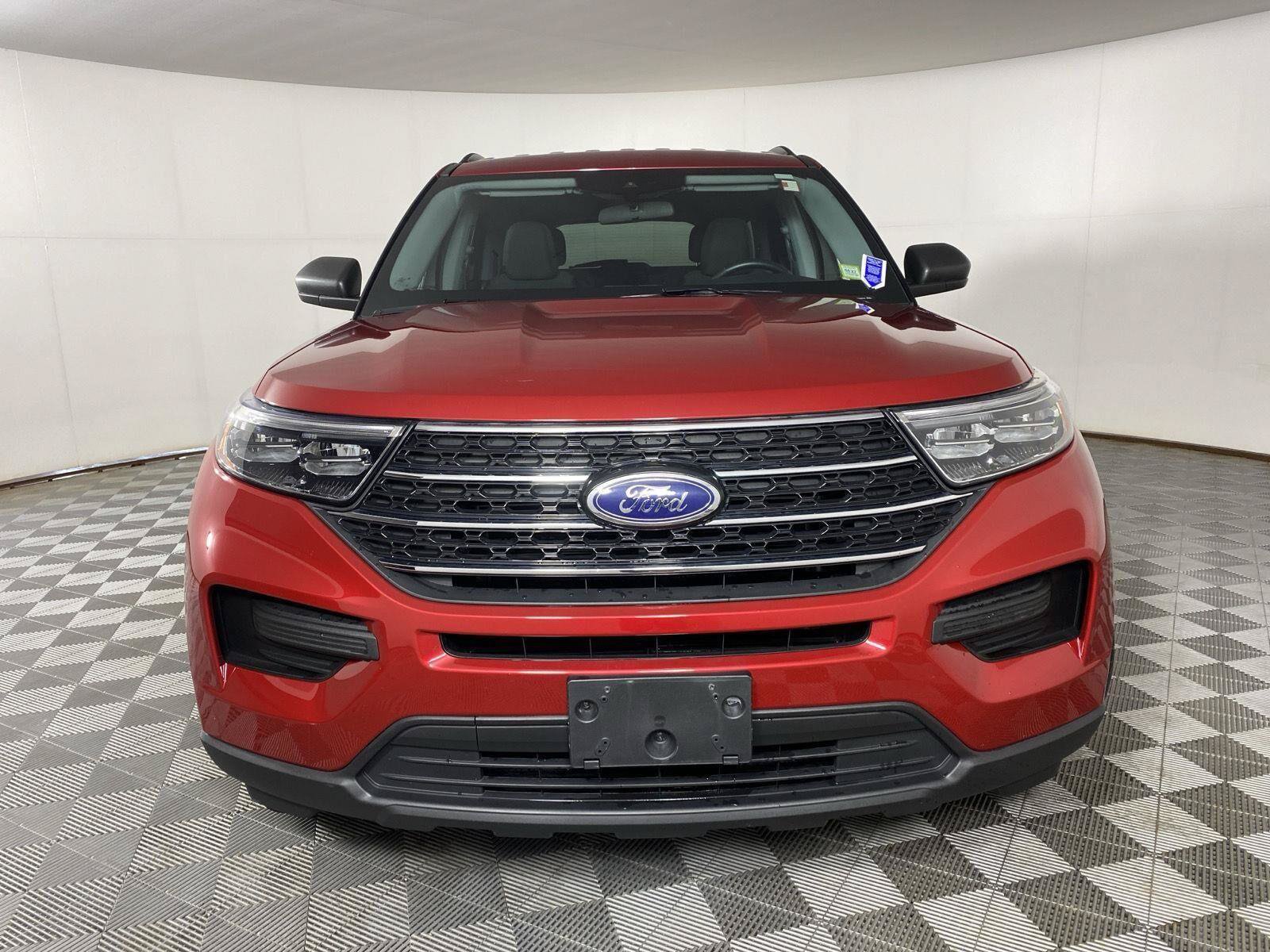 Used 2023 Ford Explorer XLT AWD/4WD image 3