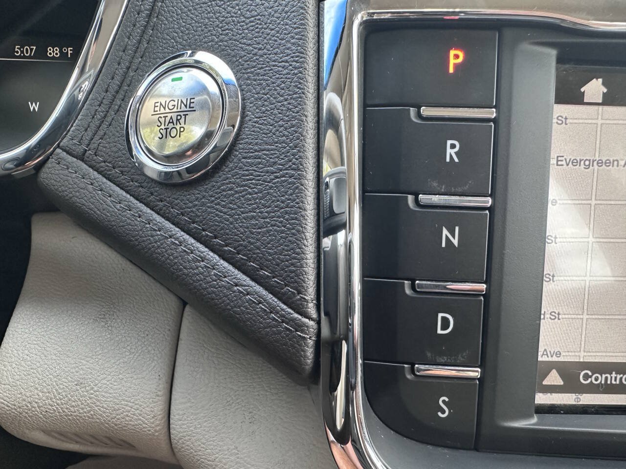 Used 2018 Lincoln Continental Select w/ Continental Climate Package FWD image 24