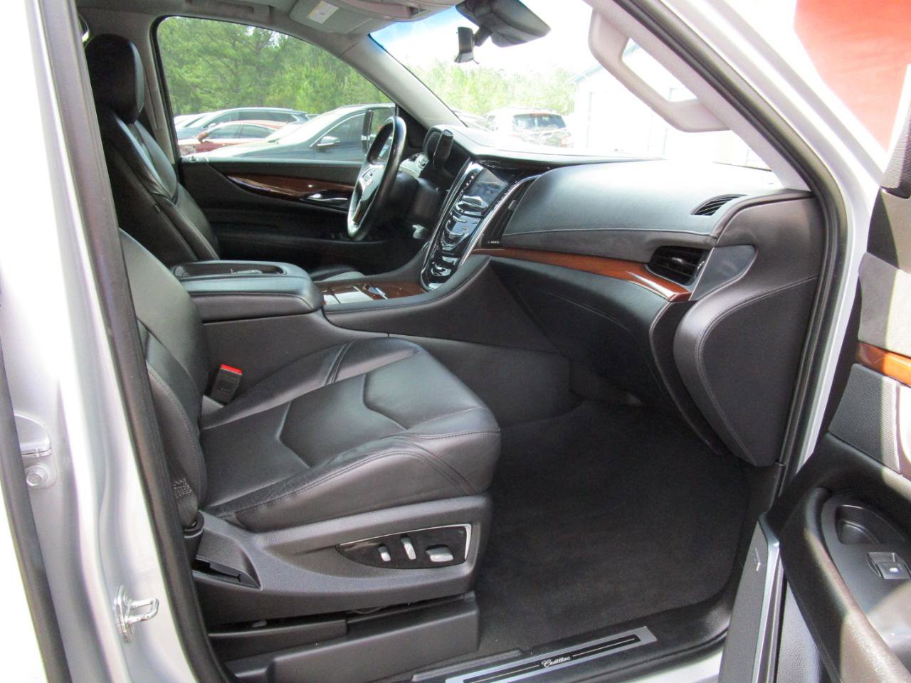 Used 2020 Cadillac Escalade Luxury RWD image 28