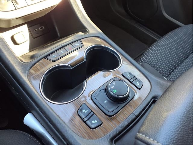 Used 2023 GMC Acadia SLE w/ Driver Convenience Package FWD image 10