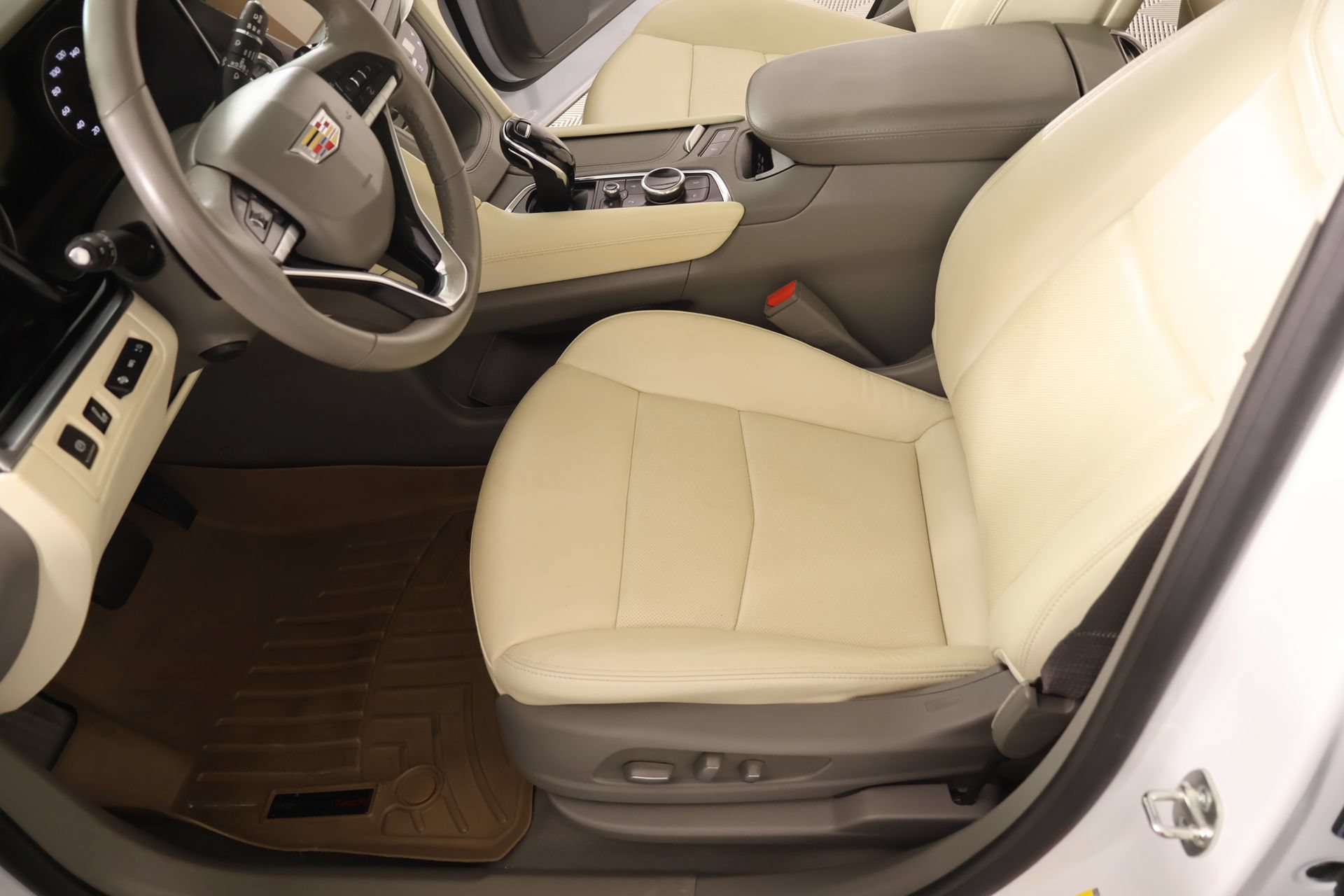 Used 2025 Cadillac XT6 Premium Luxury w/ Technology Package FWD image 12