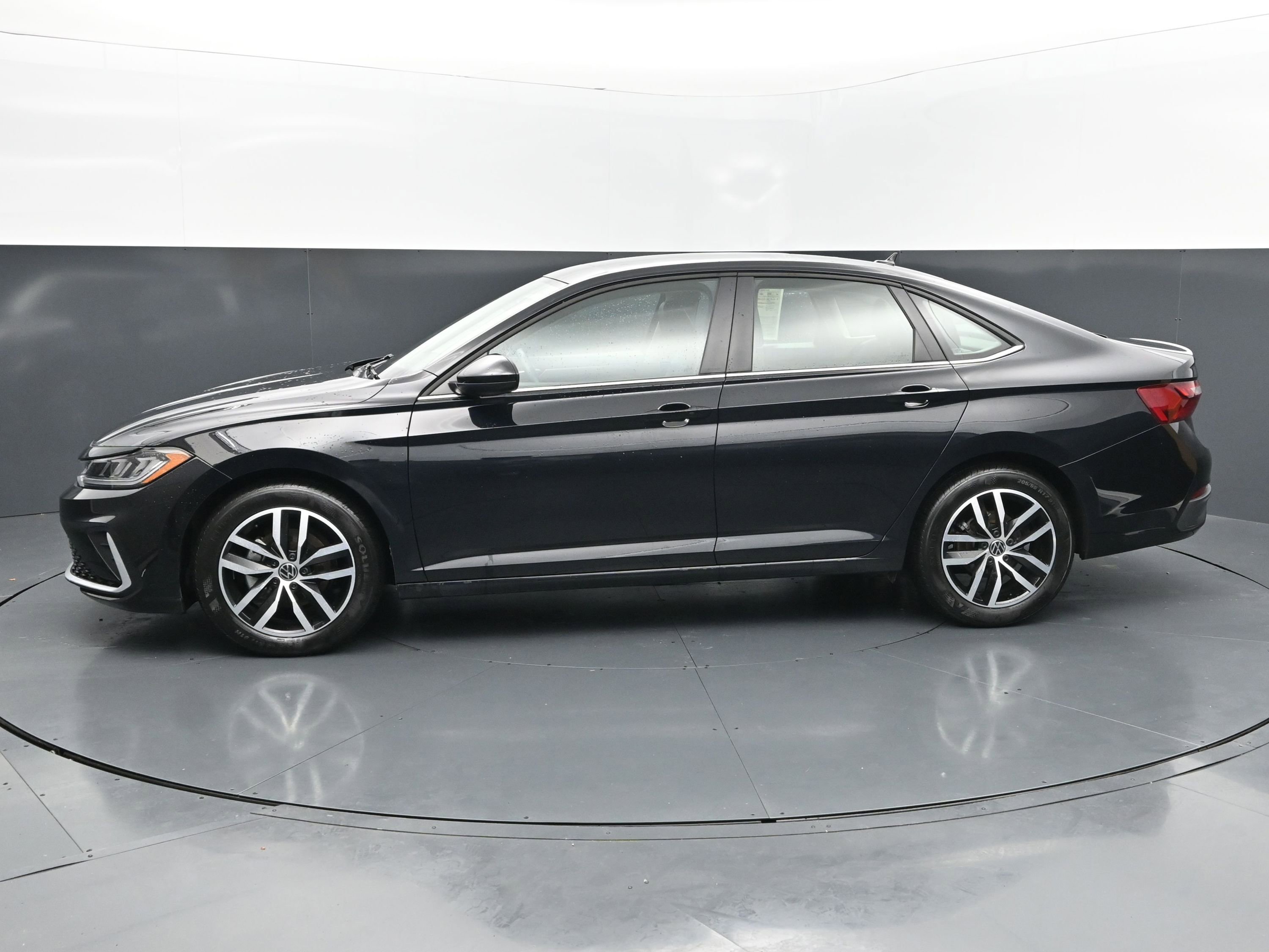 Used 2026 Volkswagen Jetta SE FWD image 2