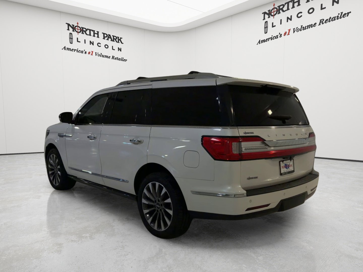 Used 2019 Lincoln Navigator Select w/ Cargo Package AWD/4WD image 5
