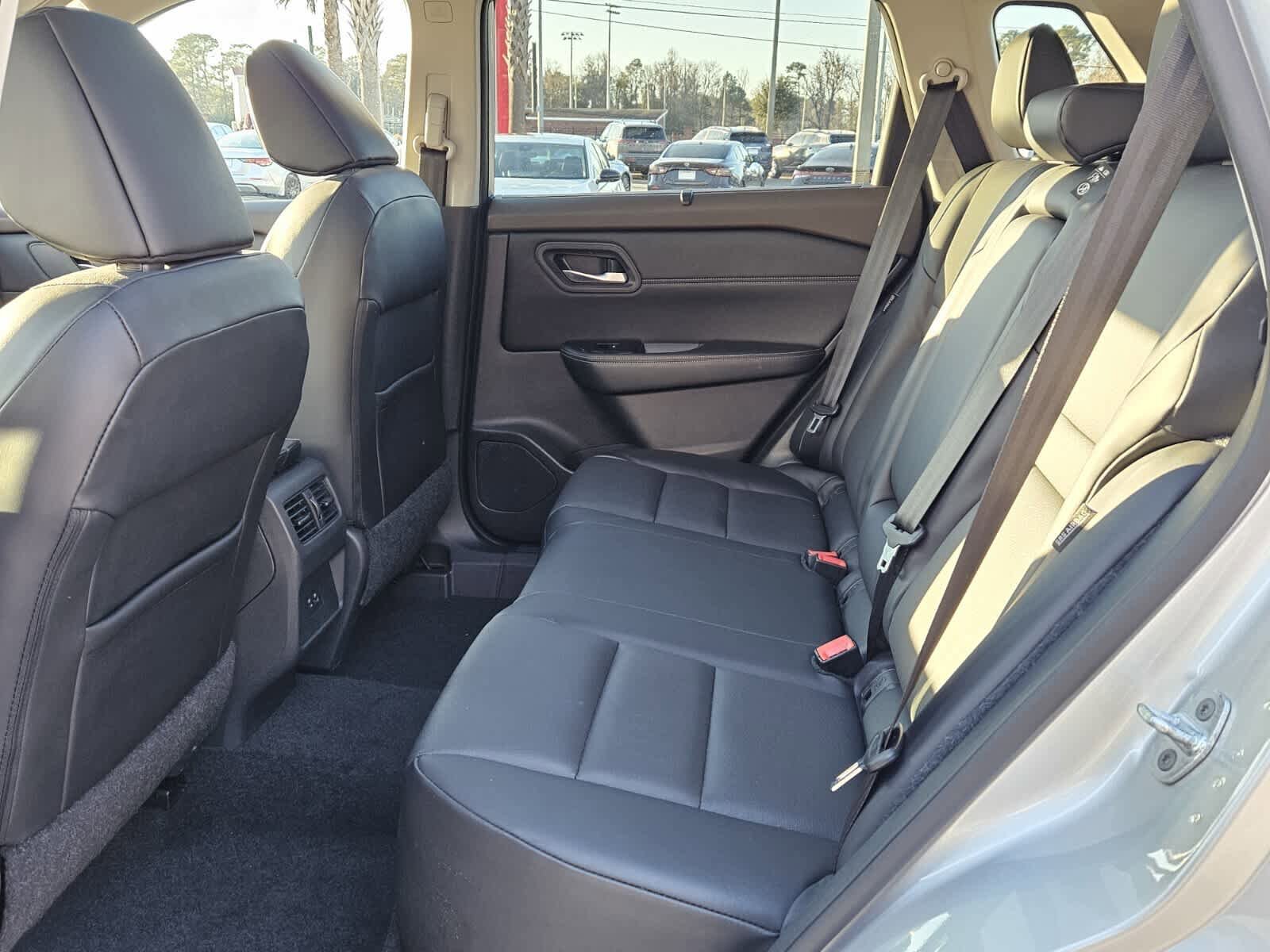 Used 2022 Nissan Rogue SV w/ SV Premium Package image 4