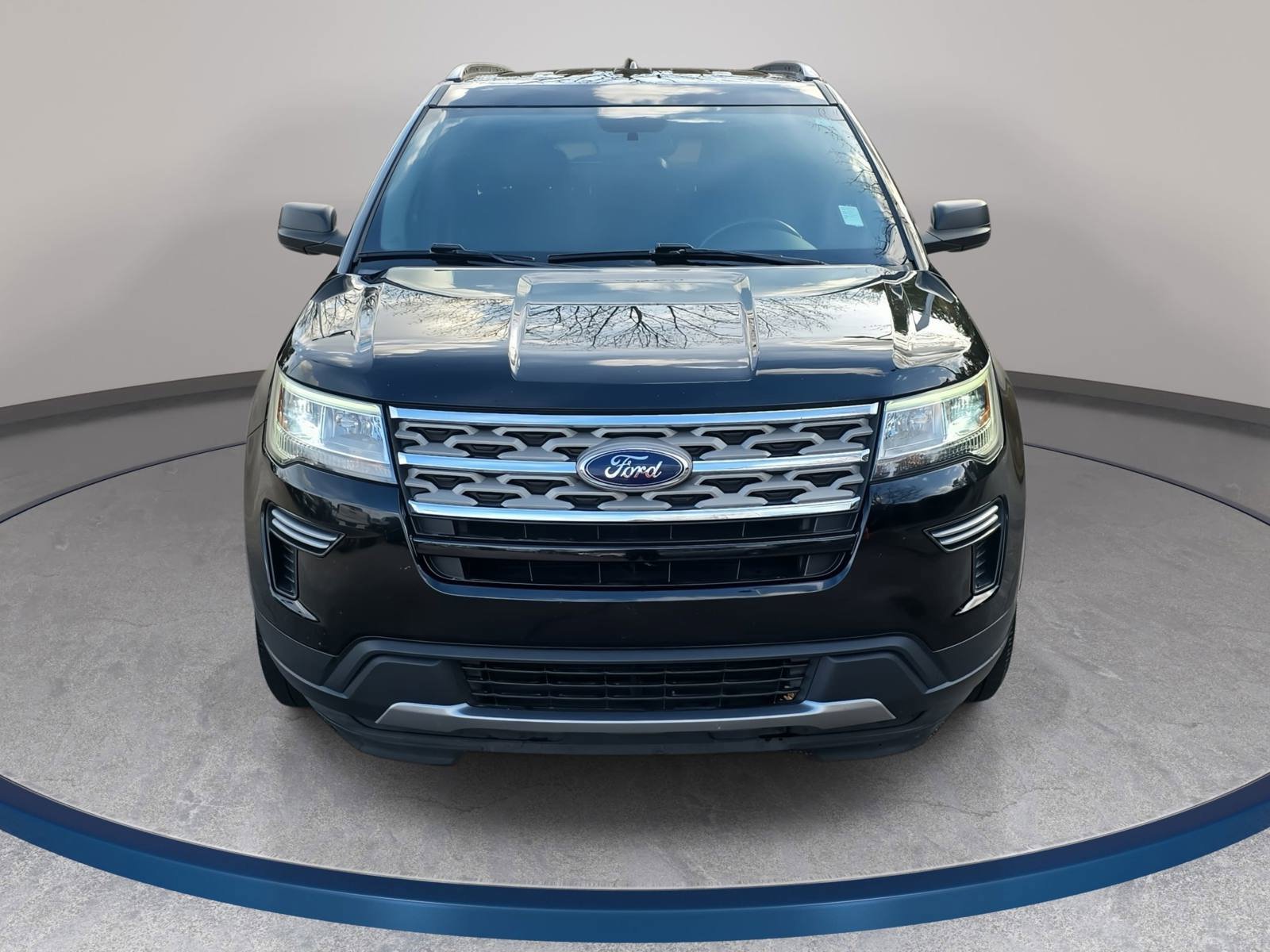Used 2018 Ford Explorer XLT image 2