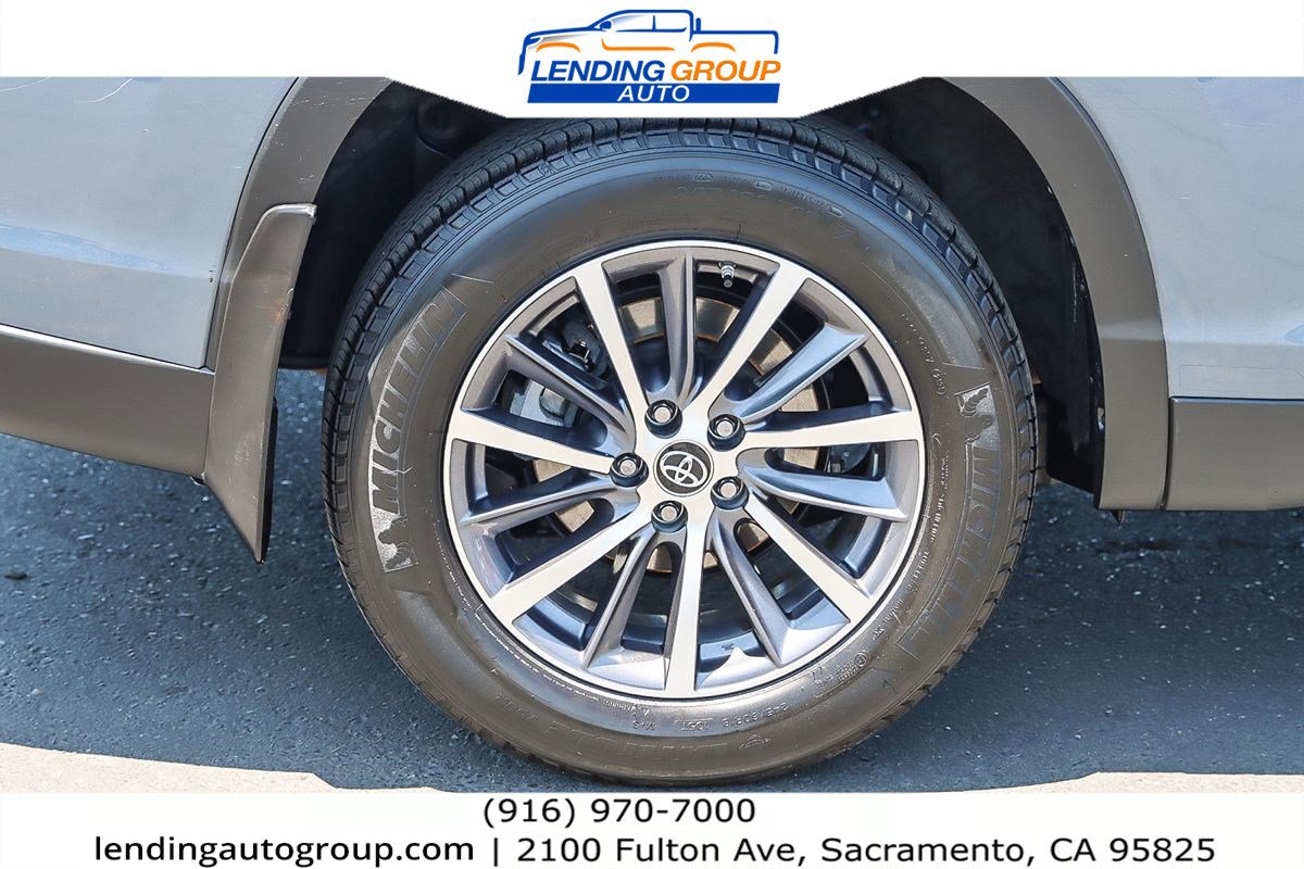 Used 2019 Toyota Highlander XLE w/ Carpet Mat Package (TMS) image 10