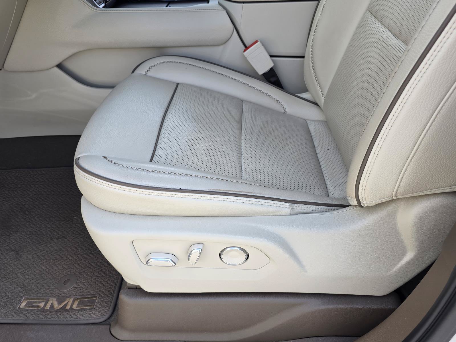 Used 2023 GMC Yukon XL Denali RWD image 16