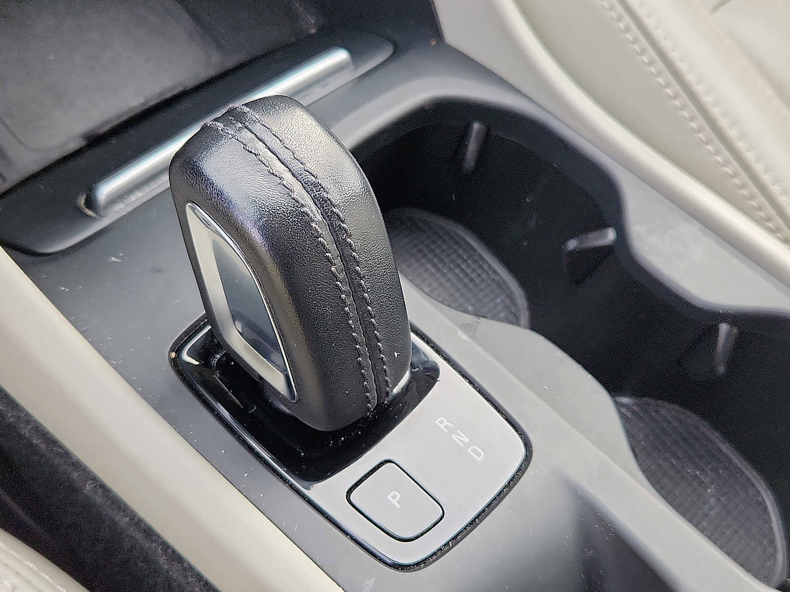 Used 2019 Volvo XC40 T5 Momentum image 14