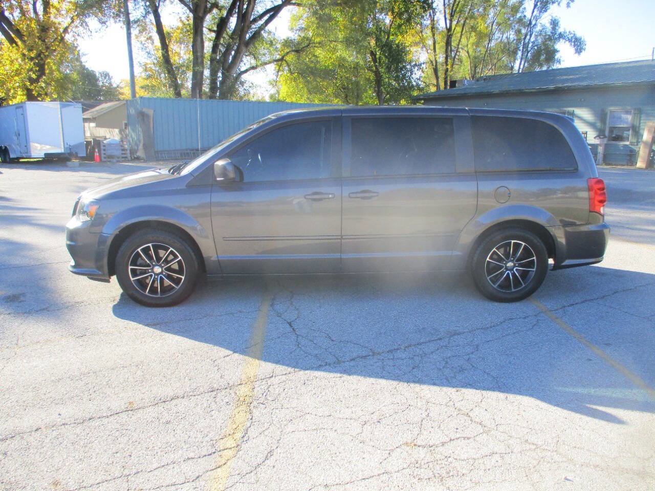 Used 2017 Dodge Grand Caravan SE image 2