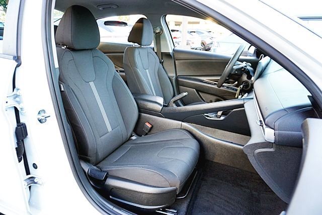 Used 2021 Hyundai Elantra SE w/ Cargo Package image 12