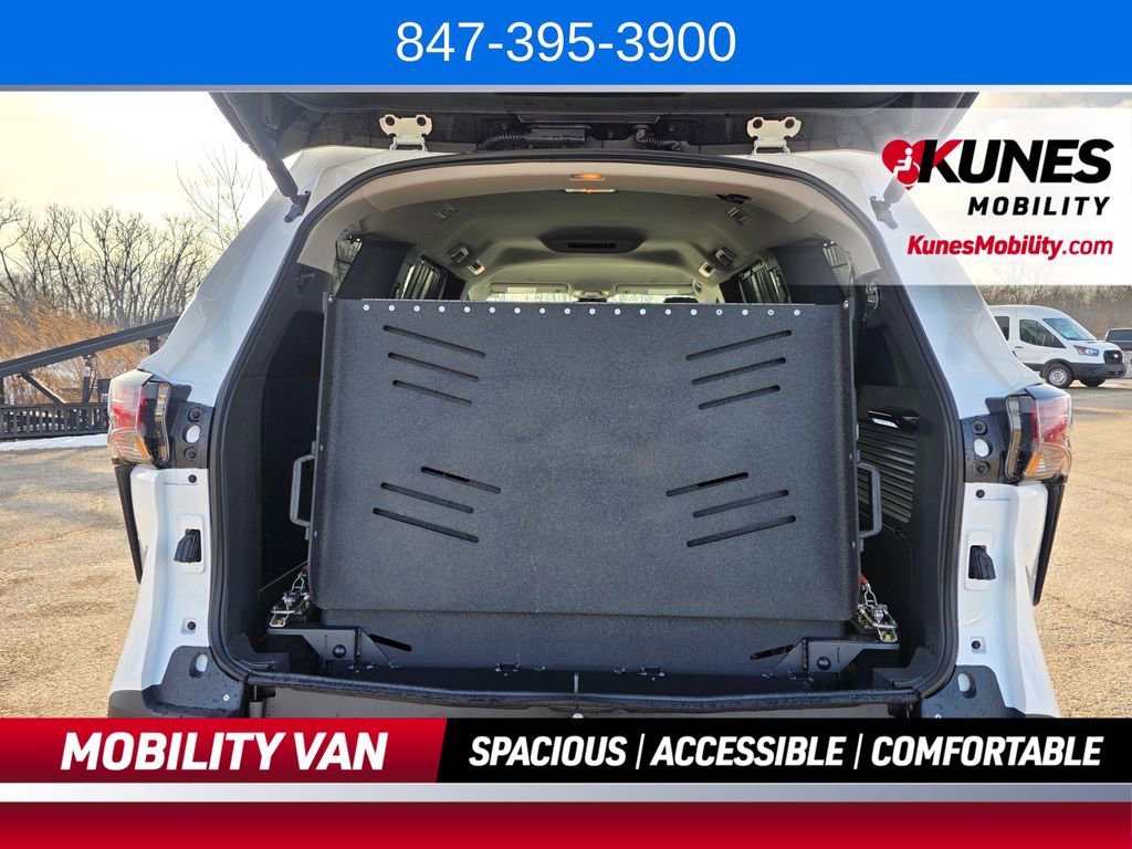 Used 2026 Toyota Sienna LE FWD image 35