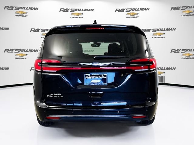 Used 2023 Chrysler Pacifica Touring-L image 6