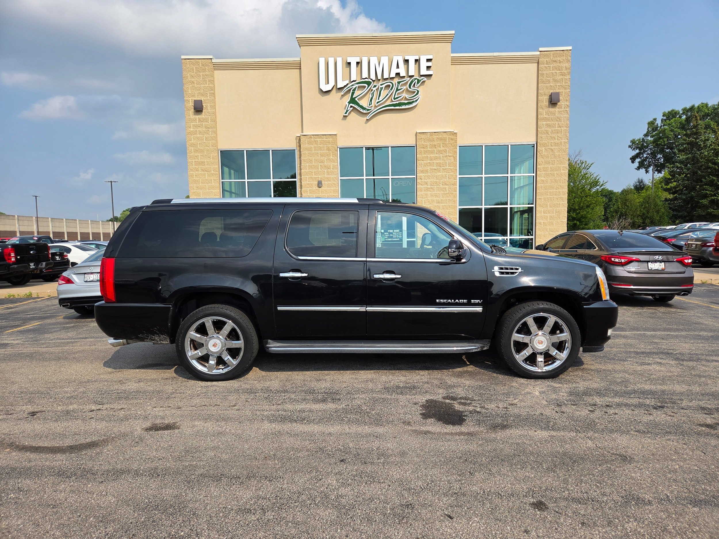Used 2013 Cadillac Escalade ESV Luxury RWD image 1