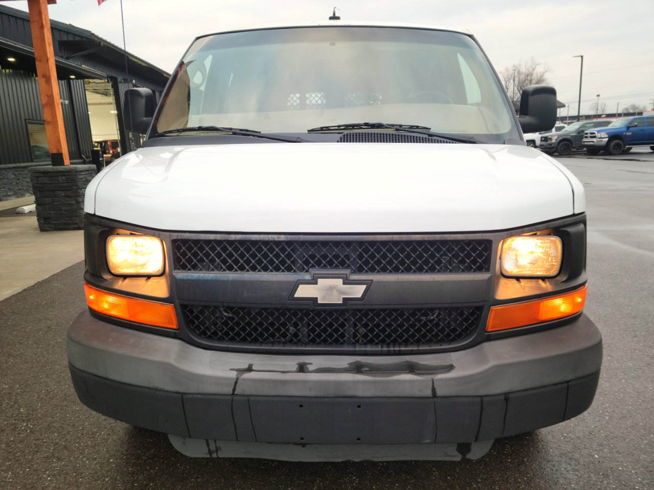 Used 2011 Chevrolet Express 2500 image 2