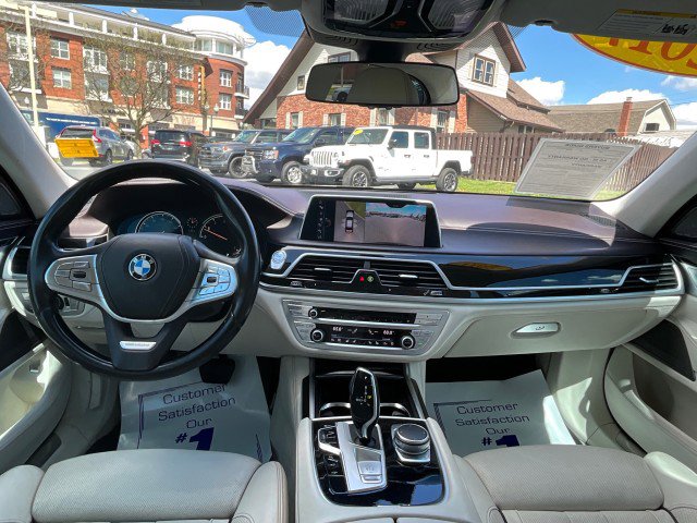Used 2017 BMW 750i RWD image 11