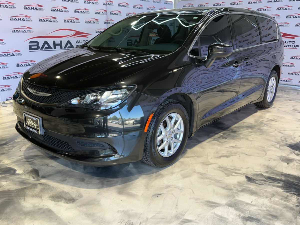 Used 2022 Chrysler Voyager LX image 2